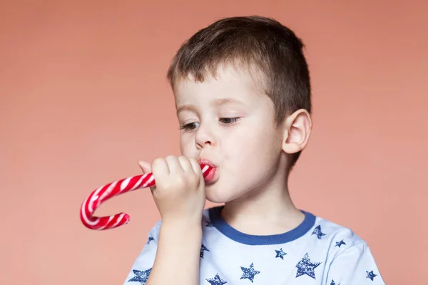 Mignon Garçon Qui Mange Des Bâtonnets Bonbons Canne Bonbons Rayée — Photo