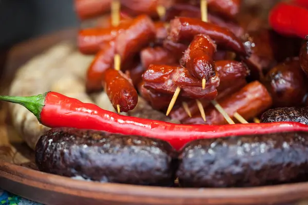 Diferentes Tipos Salsichas Grelhadas Feira Comida Fina Foco Seletivo — Fotografia de Stock