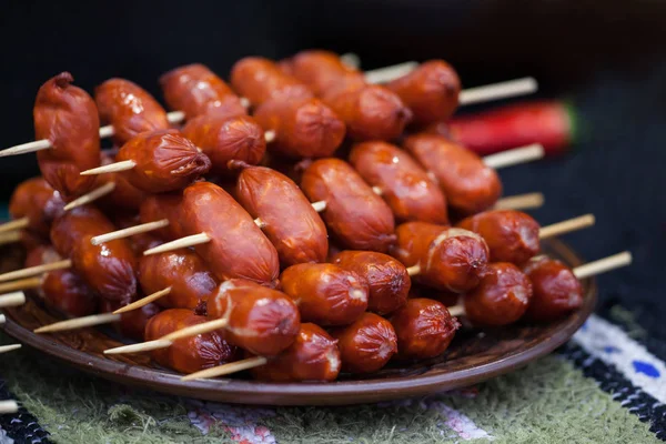 木製の串にミニのソーセージ 祭り屋台 — ストック写真