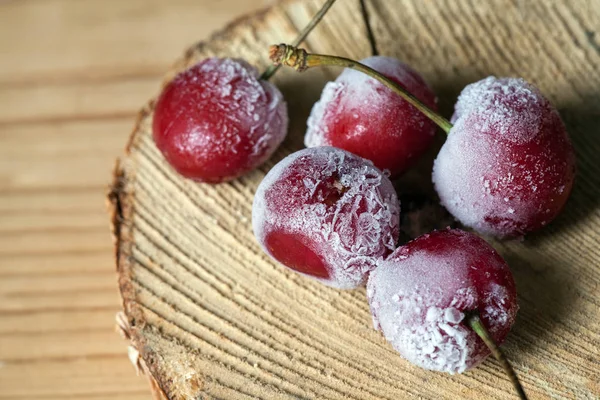 Cerejas congeladas em uma mesa de madeira — Fotografia de Stock