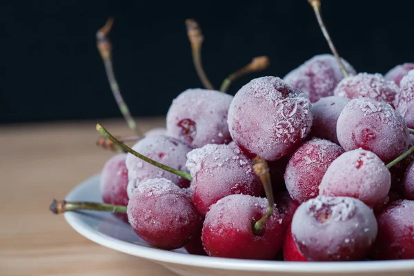 Cerejas congeladas em um prato . — Fotografia de Stock