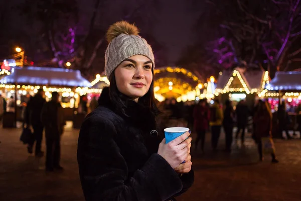 美しい少女は クリスマス フェアでホット コーヒーを飲みます 冬のライフ スタイル ハッピー クリスマス — ストック写真