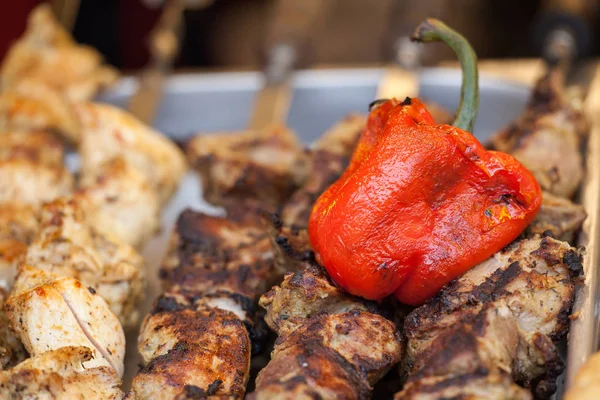 烤猪肉烤肉串和烤红甜椒 街头美食节 — 图库照片