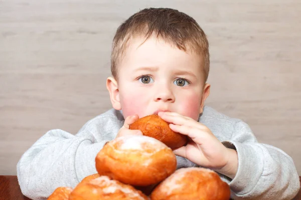 Petit Garçon Mangeant Beignet Nourriture Savoureuse Pour Les Enfants — Photo