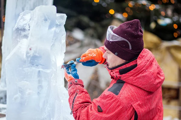 Ukrayna, Lviv - 11 Ocak 2019: Master buz buz heykeller yapar. Testere ile buz buz kontür heykeltıraş keser