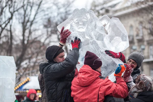 Ukrayna, Lviv - 11 Ocak 2019: İşçi buz heykel buz heykel Festivali yüklemek