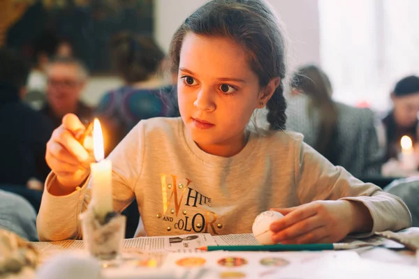 Lviv Ukrayna Mart 2018 Paskalya Yumurtaları Boya Küçük Kız Geleneksel — Stok fotoğraf