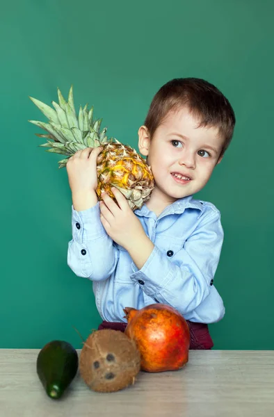 Lindo Niño Sosteniendo Piña Sonriendo Concepto Alimentación Saludable — Foto de Stock