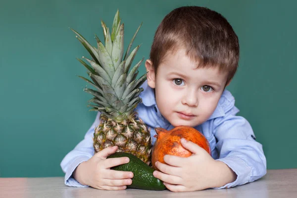Lindo Niño Con Frutas Exóticas Sobre Fondo Verde Concepto Alimentación — Foto de Stock