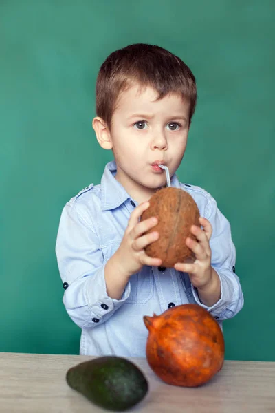 Lindo Niño Bebiendo Cóctel Coco Sobre Fondo Verde Concepto Alimentación — Foto de Stock