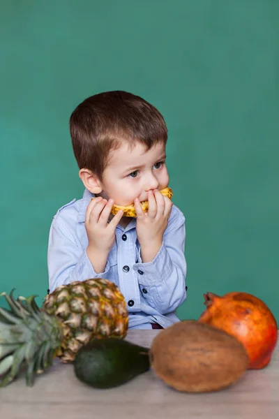 Lindo Niño Comiendo Piña Concepto Alimentación Saludable — Foto de Stock
