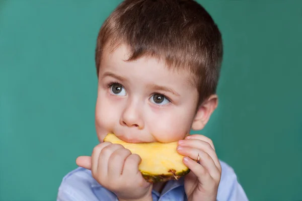 Ananas yemek şirin ufaklık. Kavram sağlıklı beslenme.