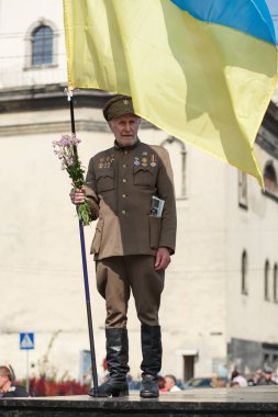 Lviv, Ukrayna - 24 Ağustos 2017: Ukrayna asi ordusu gazilerinden Ukrayna bayrağı tutar. Ukrayna'nın Bağımsızlık günü