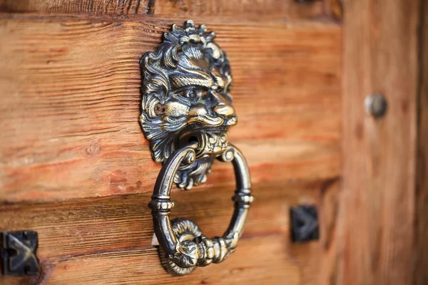 Львиная голова стучит в старую деревянную дверь. Винтажная дверь — стоковое фото