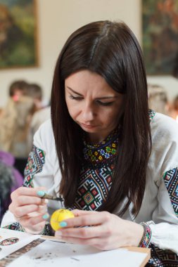 Lviv, Ukrayna - 11 Mart 2018. Atölye boyama Ukraynalı Paskalya yumurtaları.