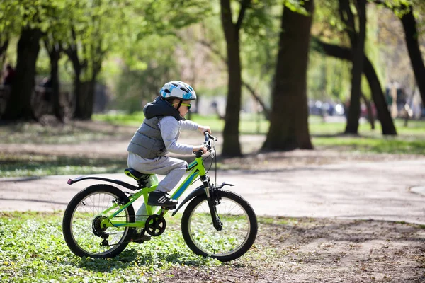 Bicicleta Niño Con Un Casco Y Gafas De Sol Foto de stock y más
