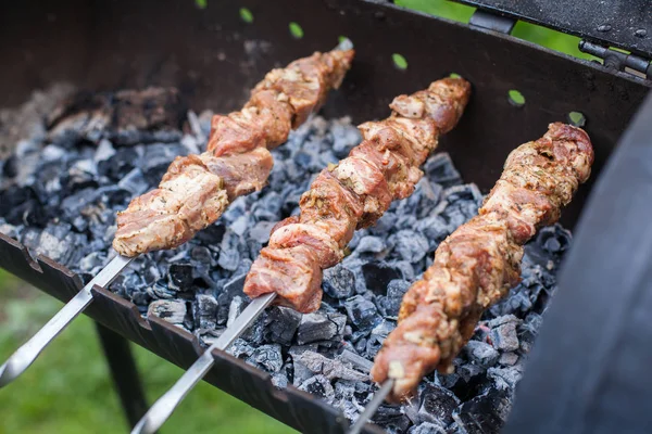 Churrasco carne de porco fresca cortar fatias. Espetos de carne de porco ao ar livre . — Fotografia de Stock