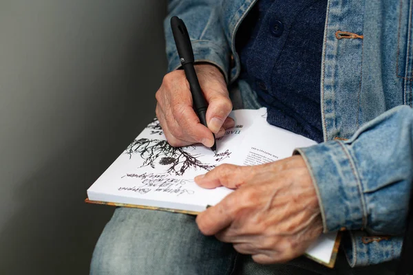 LVIV, UKRAINE - 20 SEPTEMBRE 2019 : séance d'autographes de Dmytro Pavlychko à la 26e Foire internationale du livre de Lviv . — Photo