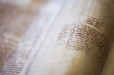 Eski Torah parşömen defteri. Detayları kapat. Tevrat Yahudileri. Sığ alan derinliği