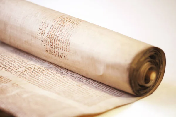 Eski Torah parşömen defteri. Detayları kapat. Tevrat Yahudileri. The Torah. Yahudi yazıtlarının ilk beş kitabı.