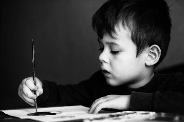 Der Kleine Junge Zeichnet Einen Pinsel Und Malt Sein Erstes — Stockfoto