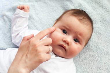 Atopik dermatiti olan bebek krem sürüyor. Egzama Bakımı ve Önleme. Bebeğini kaşıntıdan koru.