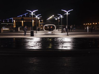 modern şehir gece sahne. İnsan siluetleri