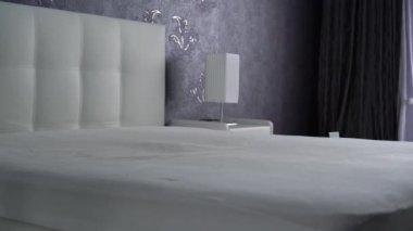 Beyaz yatak çarşafları kapsar. Beyaz kumaş durum oluşturulur ve sorunsuz bırakır