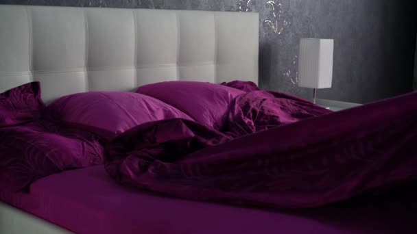 Trekt Naar Beneden Violet Deken Bedekken Het Boven Het Bed — Stockvideo