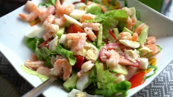 Salade Crevettes Dans Une Assiette Blanche Close — Video