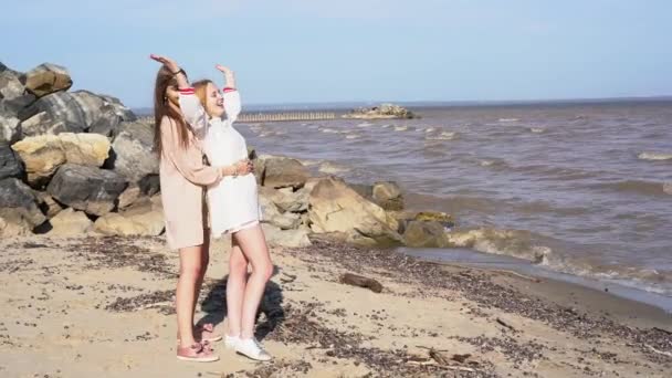 Zwei Mädchen Die Spaß Haben Reden Und Lachen Dann Umarmt — Stockvideo