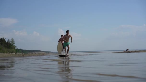 Ung Man Skimboarding Vilda Stranden — Stockvideo