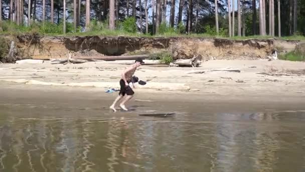 Ung Man Skimboarding Stranden Och Blad Däck För Kanten Ramen — Stockvideo