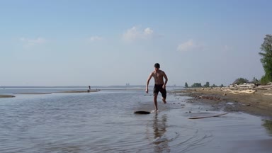 Arkadaşlar skimboarding vahşi sahilde