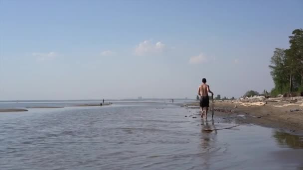 Joven Camina Largo Orilla Con Una Tabla Para Skimboard — Vídeos de Stock