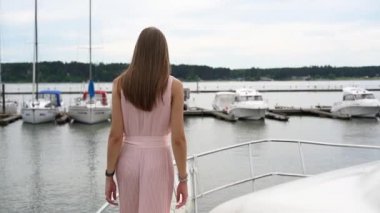 İçinde bir genç bir kadın bir yavaş hareket çekimde teknenin ön gider.