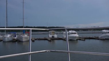 Tekne yakın çekim pruvada korkuluk, bulanık Yatlar arka planı