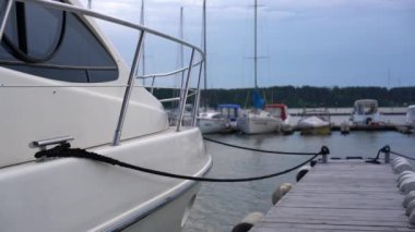 Demirli teknenin dalgalar, ipleri yakın çekim salıncaklar.