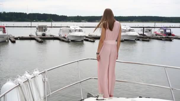 Uma Garota Atraente Vestido Fica Barco Fundo Outros Barcos Cais — Vídeo de Stock