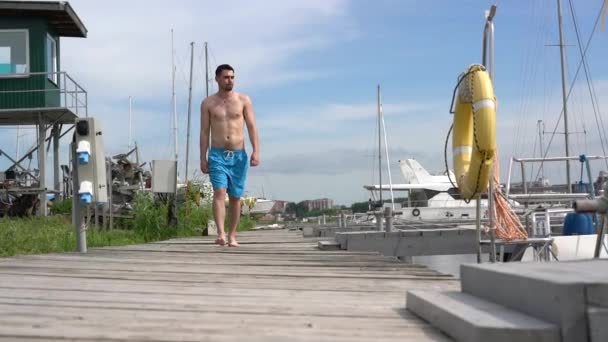 Jeune Homme Marche Long Jetée Des Yachts Des Bateaux Sur — Video