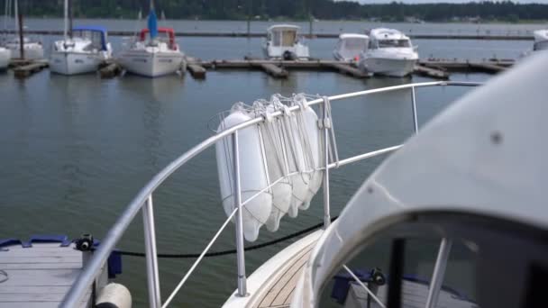 Peligros Barco Con Boyas Protectoras Cerca — Vídeo de stock