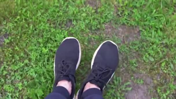 Balançant Sur Une Balançoire Pieds Baskets Gros Plan — Video