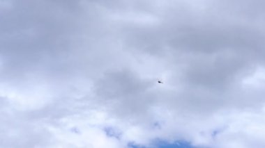 Helikopter çok gökyüzünde uçar