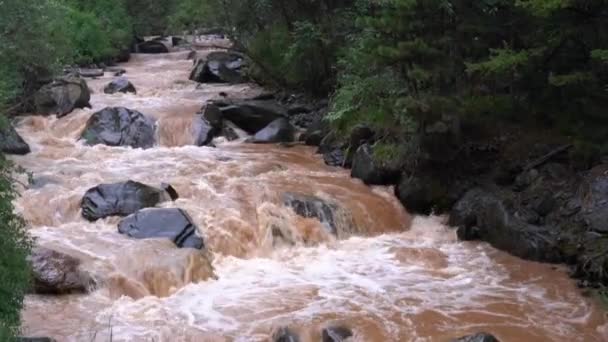 Río Marrón Montaña Bajo Lluvia Cámara Lenta — Vídeos de Stock