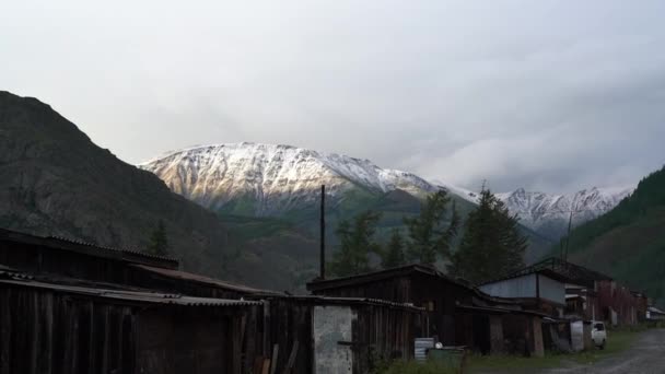 Picos Montanhosos Nevados Atrás Antiga Aldeia — Vídeo de Stock