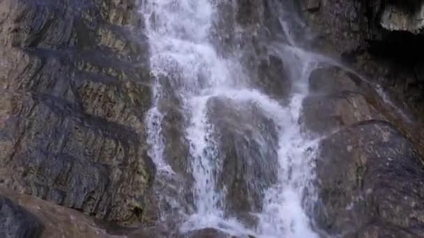 Cascada Está Cerca Agua Cae Fluye Por Las Rocas Panorama — Vídeos de Stock