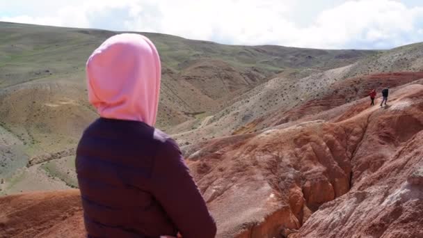 Close Van Een Meisje Permanent Een Berg Achtergrond Van Een — Stockvideo