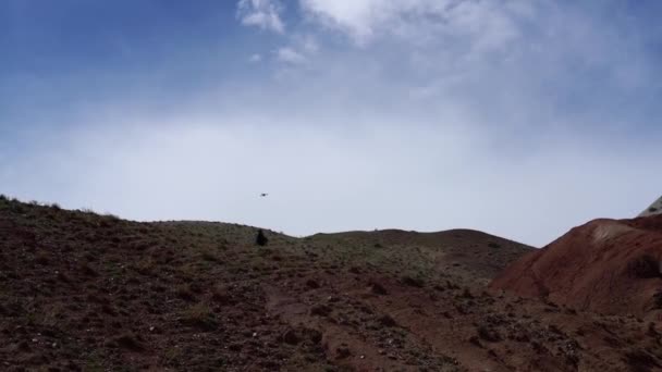 Een Kleine Drone Vliegt Berg — Stockvideo