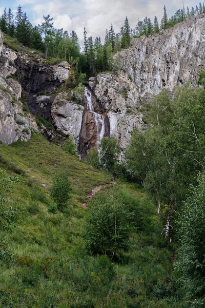 アルタイ山の森の中の滝 — ストック写真