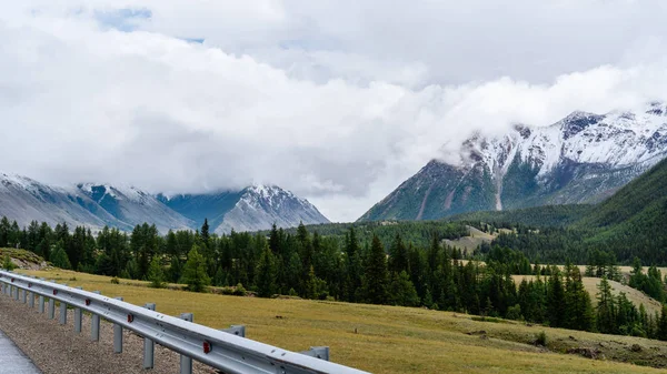 Straßenrand Mit Blick Auf Die Berge Und Den Wald — Stockfoto